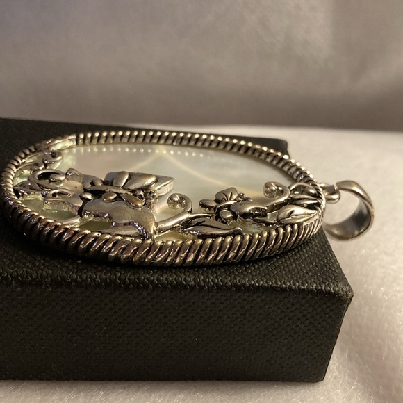 NWOT - Oval Braided Silver Butterfly Abalone Shell Pendant &  Dangle Earrings - Picture 8 of 9